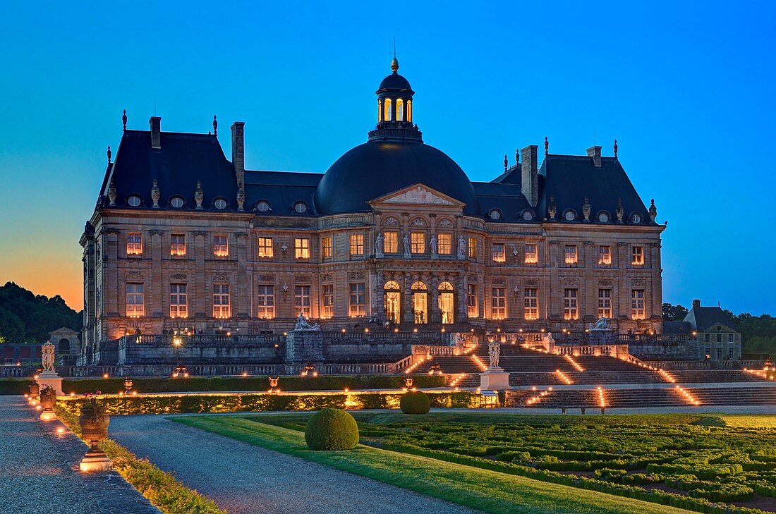 Frankreich, Seine et Marne, Maincy, Burg von Vaux le Vicomte während der Abendstunden bei Kerzenschein