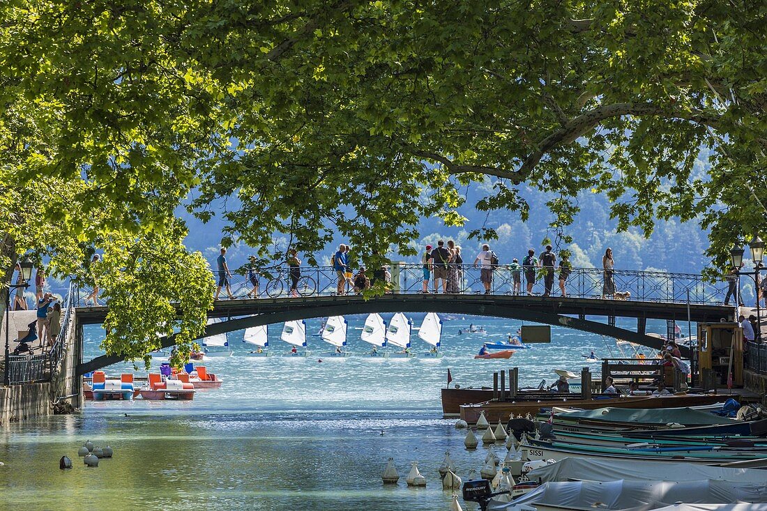 France, Haute Savoie, Annecy, boats on the Canal du Vasse and the Pont des Amours