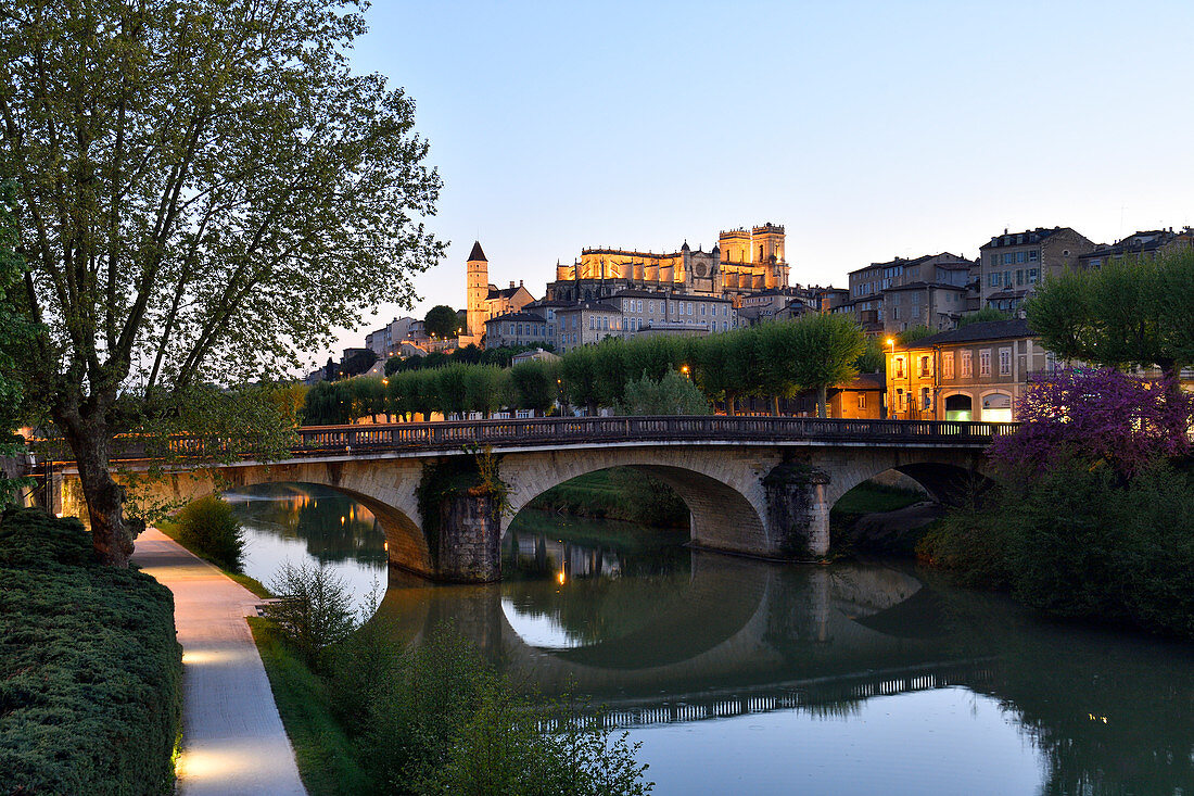 Frankreich, Gers, Auch, Halt am El Camino de Santiago, den Ufern des Gers, dem Armagnac-Turm und der St. Marie-Kathedrale aus dem 15. bis 17. Jahrhundert im oberen Teil der Stadt