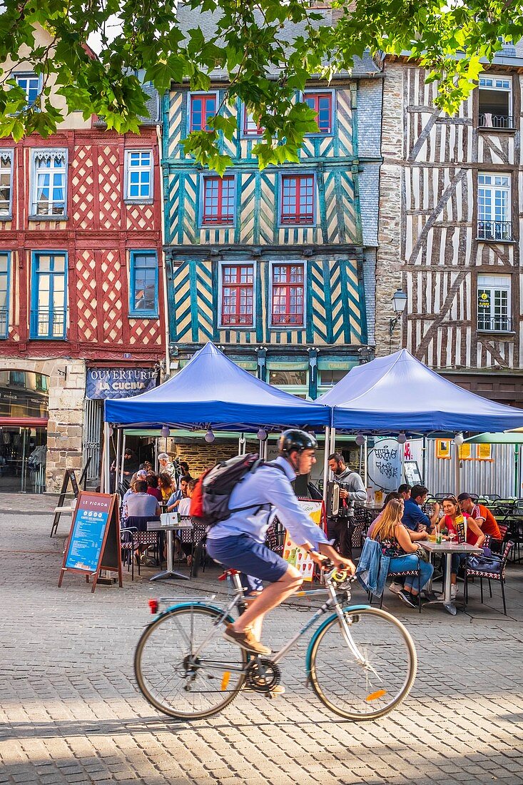 Frankreich, Ille-et-Vilaine, Rennes, Sainte-Anne-Platz, gesäumt von Fachwerkhäusern aus dem 16. und 17. Jahrhundert