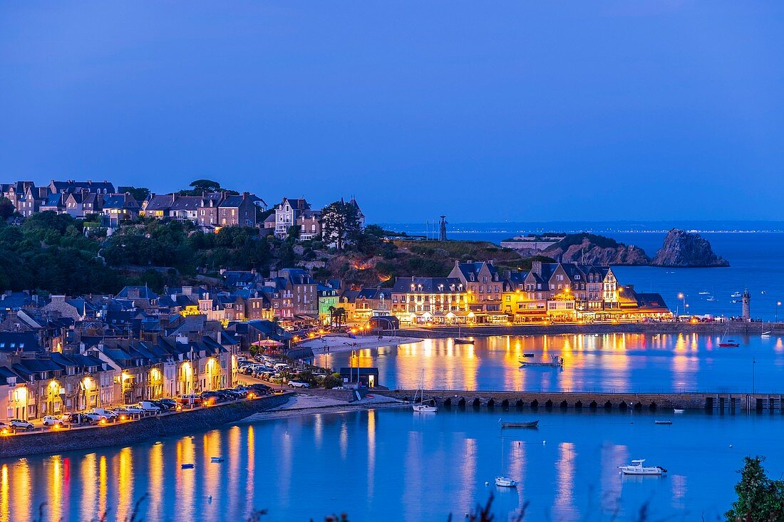 Frankreich, Ille-et-Vilaine, Smaragdküste, Cancale, Blick über die Stadt und den Hafen von La Houle