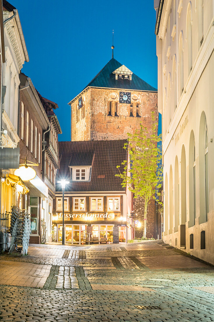 Abendstimmung in der historischen Altstadt von Stade mit St. Wilhadi Kirche, Niedersachsen, Deutschland