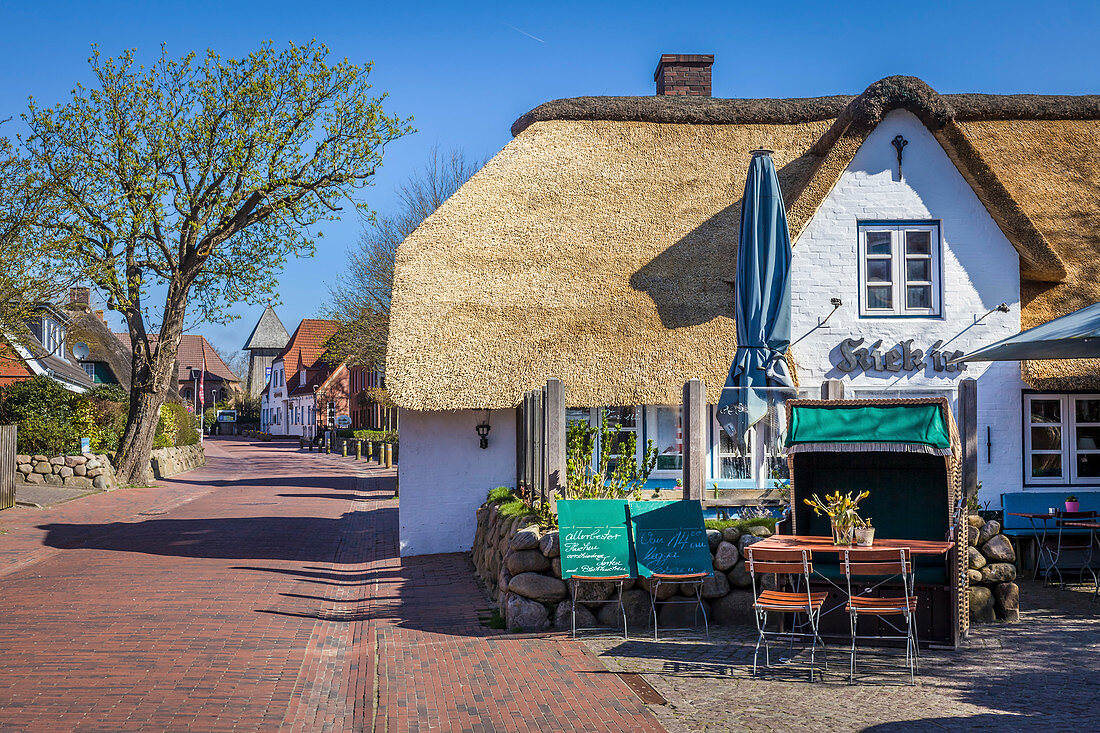 Café in altem Reetdachhaus in St. Peter Dorf, St. Peter-Ording, Nord-Friesland, Schleswig-Holstein