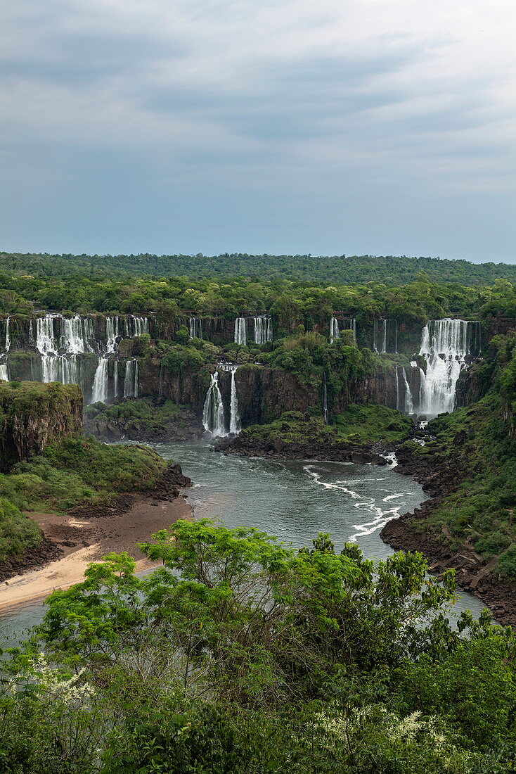 Blick auf Wasserfälle der Iguazu Falls, Iguazu National Park, Parana, Brasilien, Südamerika