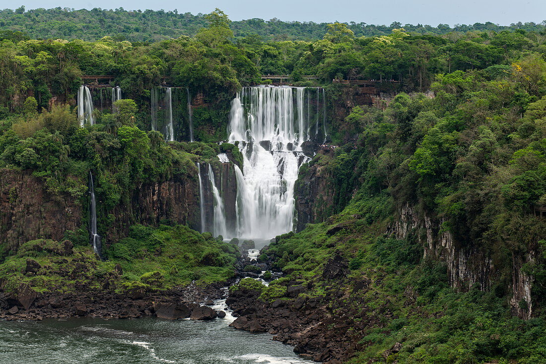 Blick auf Wasserfälle der Iguazu Falls, Iguazu National Park, Parana, Brasilien, Südamerika