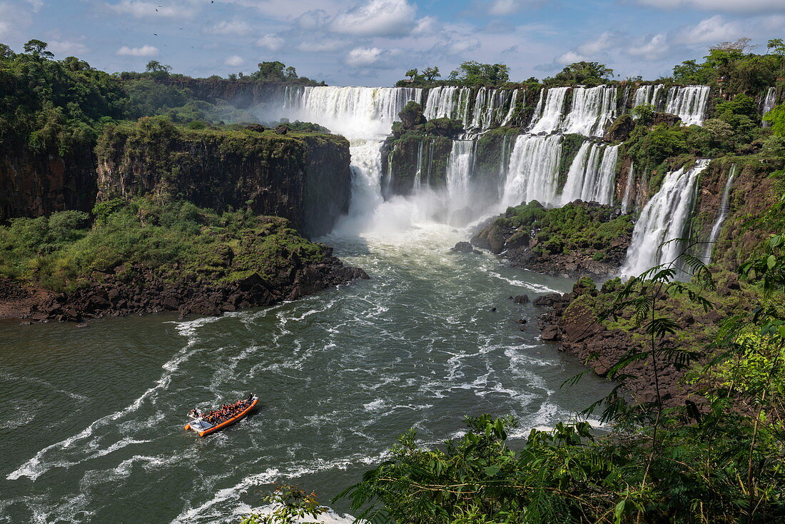 Blick auf Wasserfälle der Iguazu Falls, Iguazu National Park, Misiones, Argentinien, Südamerika