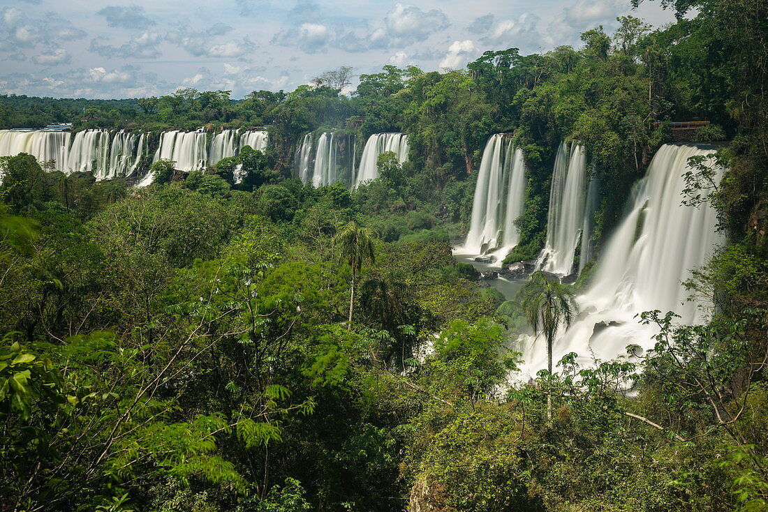 Langzeitbelichtung von Wasserfällen der Iguazu Falls, Iguazu National Park, Misiones, Argentinien, Südamerika