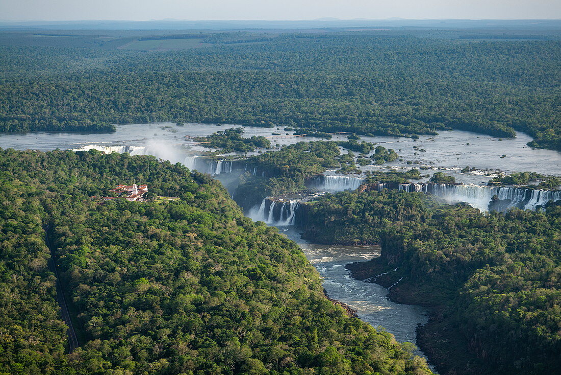 Luftaufnahme Wasserfälle der Iguazu Falls mit Regenwald, Iguazu National Park, Misiones, Argentinien, Südamerika