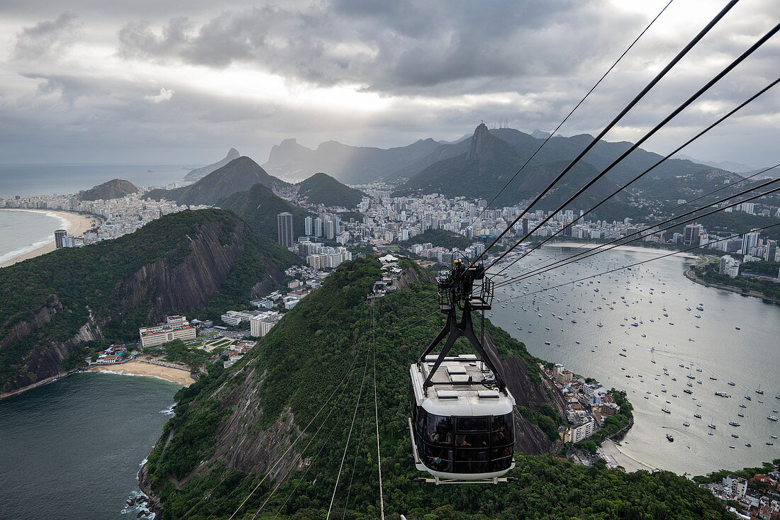 Blick über Stadt vom Zuckerhut Berg (Pao de Acucar) mit Sky Gondola Gondelbahn, Rio de Janeiro, Rio de Janeiro, Brasilien, Südamerika