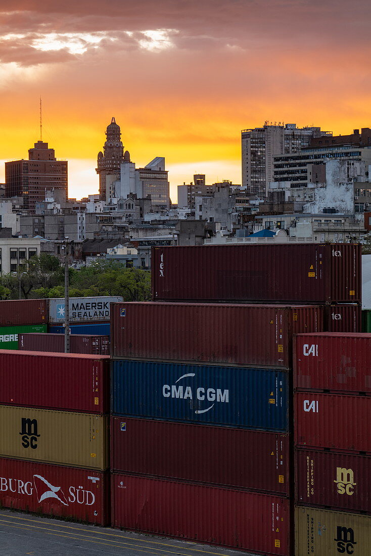 Frachtcontainer am Pier mit Skyline der Stadt bei Sonnenaufgang, Montevideo, Montevideo Department, Uruguay, Südamerika