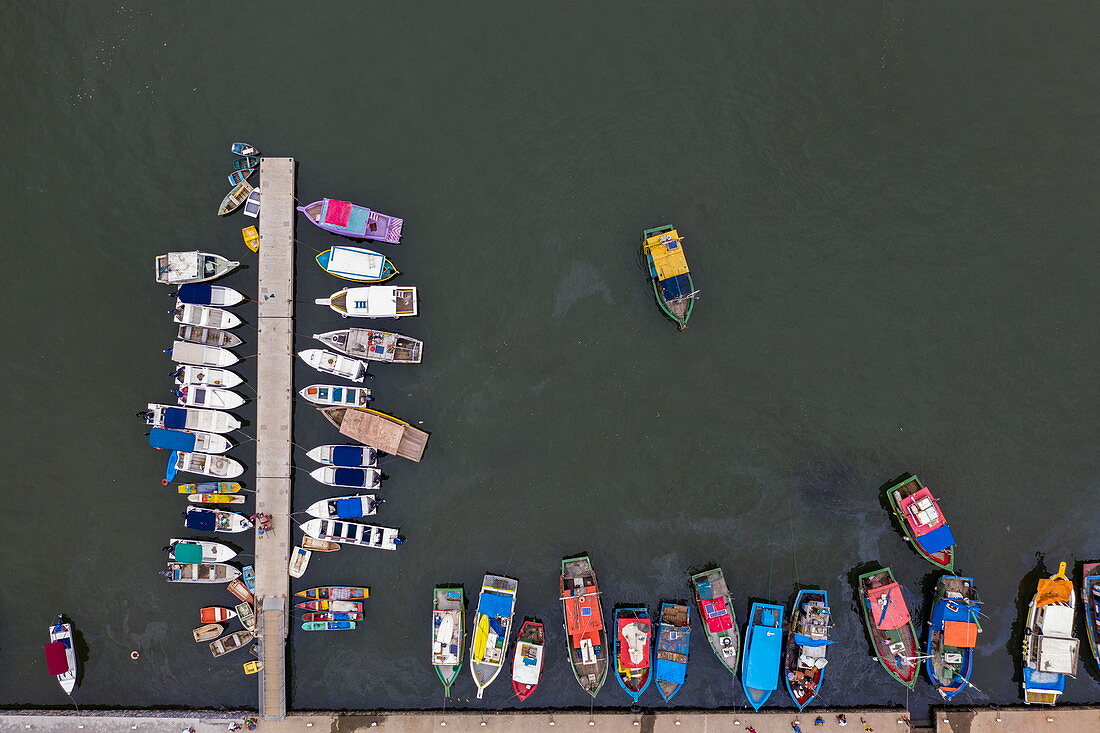 Luftaufnahme von Fischerbooten am Pier, Paraty, Rio de Janeiro, Brasilien, Südamerika