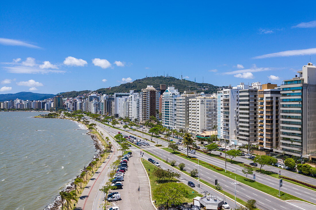 Luftaufnahme von Strandpromenade und Wohnhochhäuser, Florianopolis, Santa Catarina, Brasilien, Südamerika
