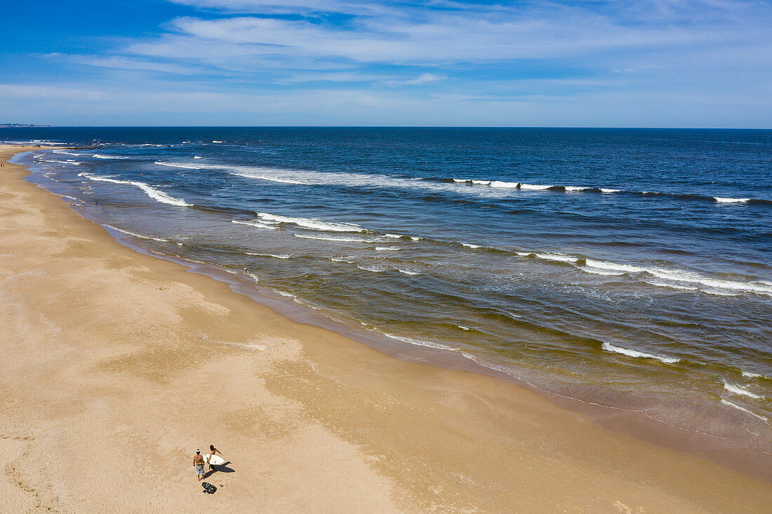 Luftaufnahme von Surfern am Strand mit Küste, Punta del Este, Maldonado Department, Uruguay, Südamerika