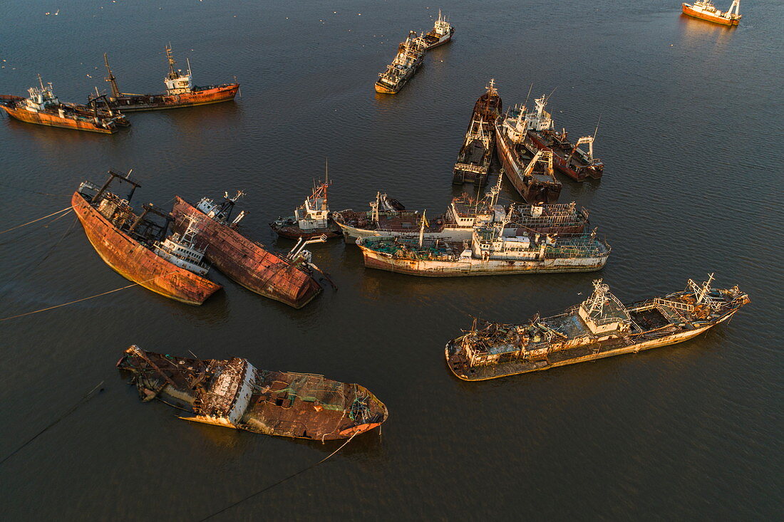 Luftaufnahme von verfallenen Booten und Schiffen die im Hafen vor sich hin rosten, Montevideo, Montevideo Department, Uruguay, Südamerika