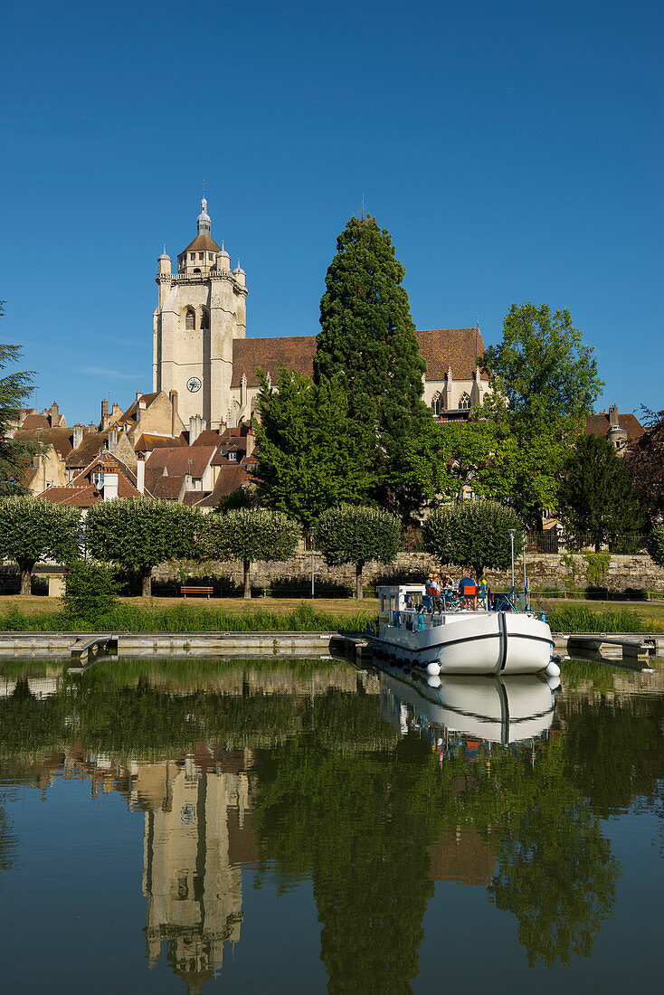 Stadtansicht und Hausboote auf dem Doubs, Dole, Departement Jura, Franche-Comté, Frankreich