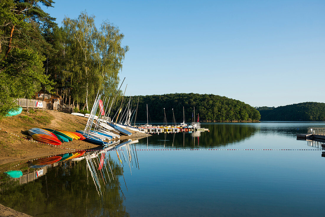 Lac de Saint-Étienne-Cantalès, bei Aurillac, Département Cantal, Auvergne-Rhône-Alpes, Frankreich