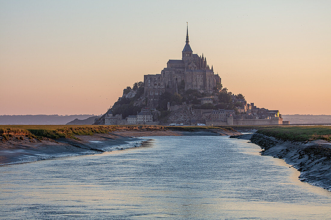 Blick am Morgen auf die felsige Insel Mont Saint Michel mit dem gleichnamigen Kloster, Normandie, Frankreich