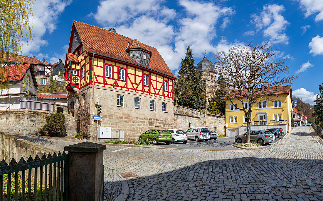 Stadtgraben mit Sicht auf Hexenturm in Kronach, Bayern, Deutschland