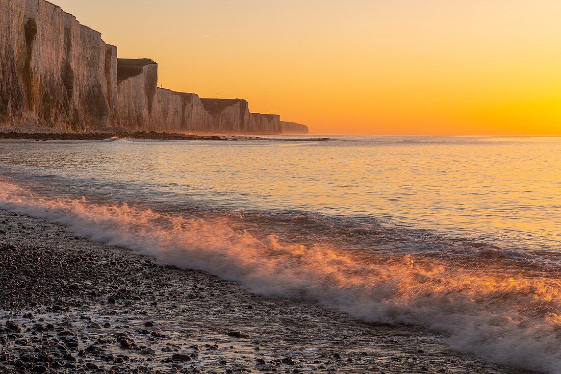 Frankreich, Somme, Picardieküste, Ault, Dämmerung am Fuße der Klippen, die sich in Richtung Le Tréport und Normandie erstrecken