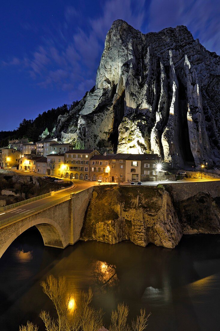 Frankreich, Alpes-de-Haute-Provence, Sisteron, Fluss La Durance, Brücke und Felsen La Baume, Kirche Saint Dominique