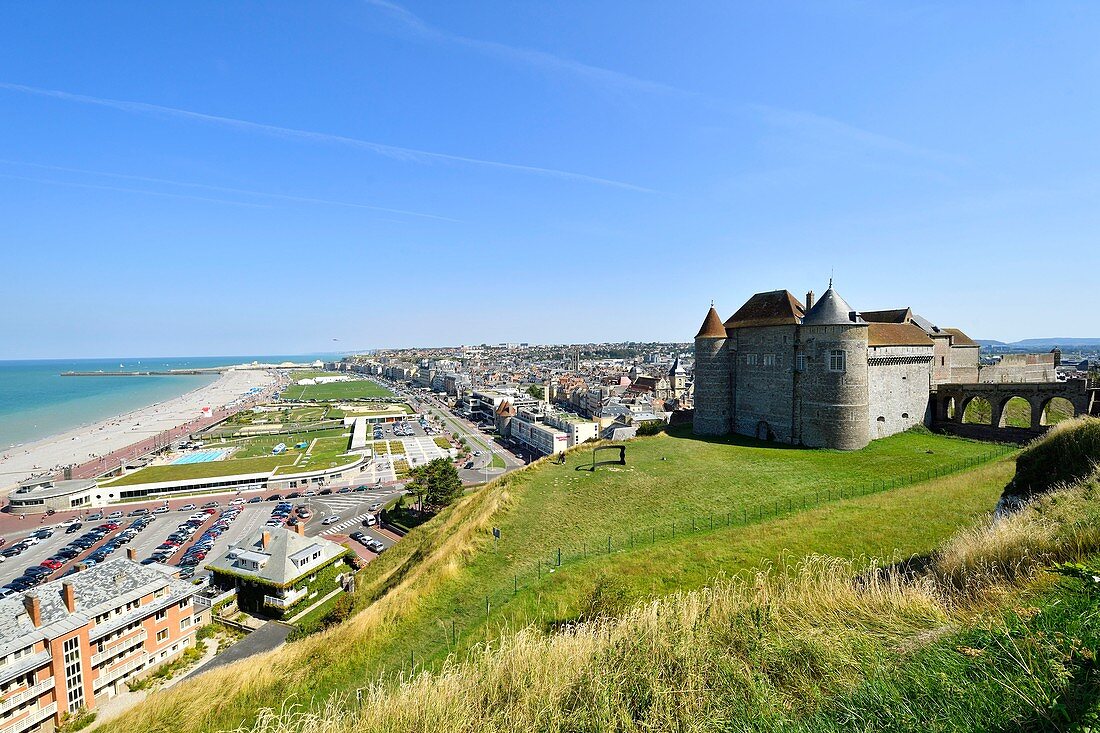Frankreich, Seine Maritime, Pays de Caux, Côte d'Albatre (Alabasterküste), Dieppe, Schlossmuseum dominierten die Strandpromenade entlang des Boulevards von Verdun und den großen Kieselstrand