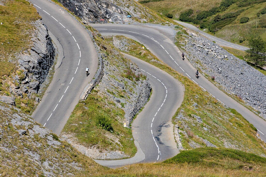Frankreich, Savoie, Valloire, Massif des Cerces, Aufstieg auf den Col du Galibier, eine der Routen der größten Fahrraddomäne der Welt, eine kurvenreiche Straße mit schönen Kurven, die Schnürsenkel über Plan Lachat