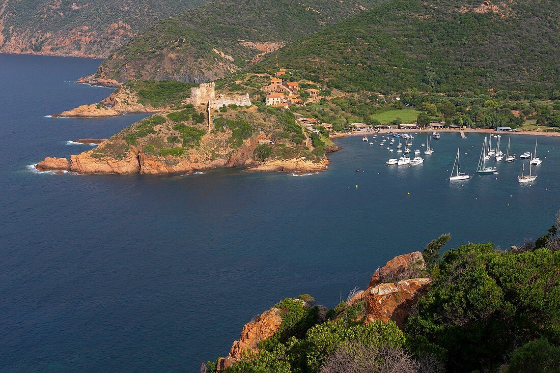 Frankreich, Corse du Sud, Naturschutzgebiet Scandola, von der UNESCO zum Weltkulturerbe erklärt, Dorf Girolata