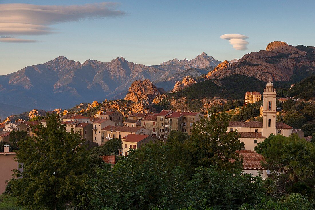 Frankreich, Corse du Sud, Golf von Porto, von der UNESCO zum Weltkulturerbe erklärt, Piana, bezeichnet die schönsten Dörfer Frankreichs