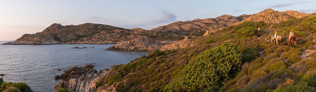 Frankreich, Haute Corse, Nebbio, Agriates Wüste, Anse de Peraiola, Reiter östlich des Strandes von Ostriconi