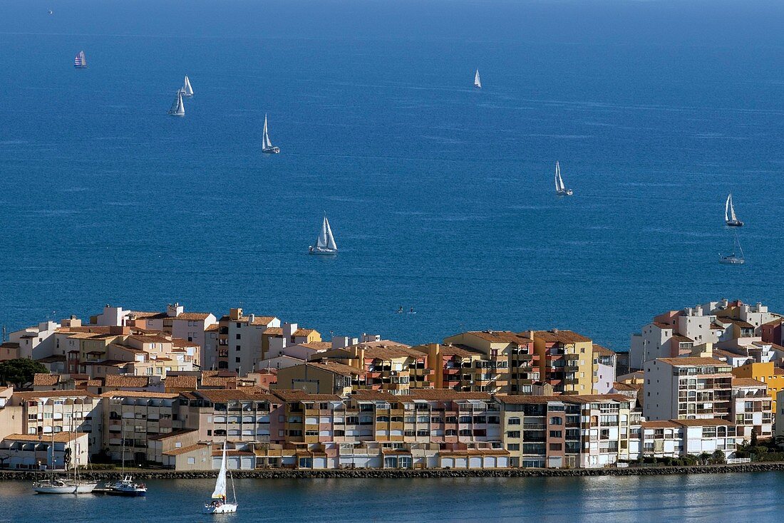 Frankreich, Herault, Agde, Kap von Agde, die Marina vom Saint-Loup-Berg aus gesehen