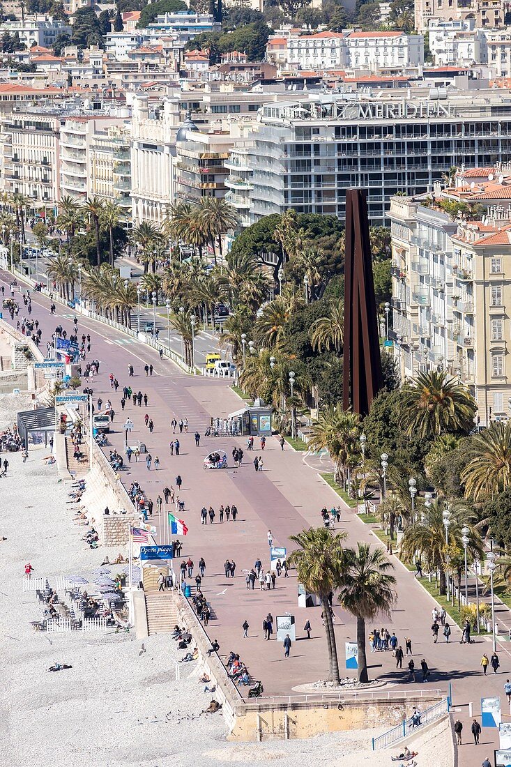 Frankreich, Alpes Maritimes, Nizza, die Baie des Anges und die Promenade des Anglais, Nine Oblique Lines, Bernar Venets Stahlskulptur repräsentieren die 9 Hügel der Grafschaft Nizza auf der Esplanade Georges Pompidou
