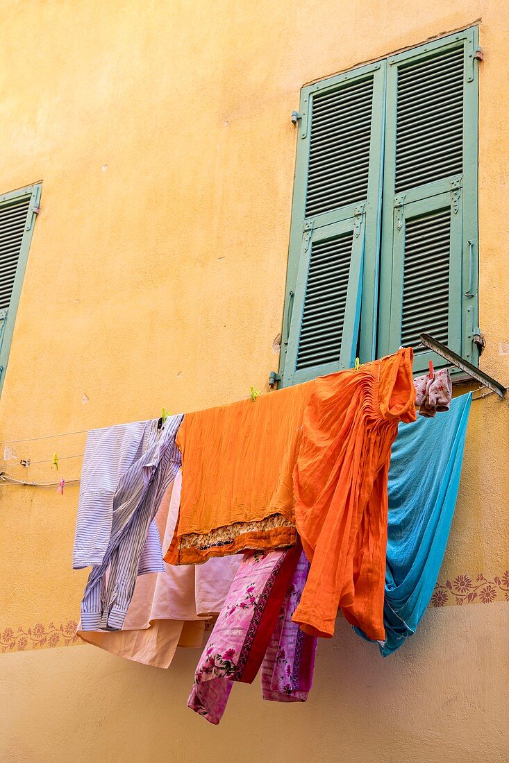 Frankreich, Alpes Maritimes, Nizza, Alt-Nizza, trockene Kleidung auf einem Wäscheständer über der Straße