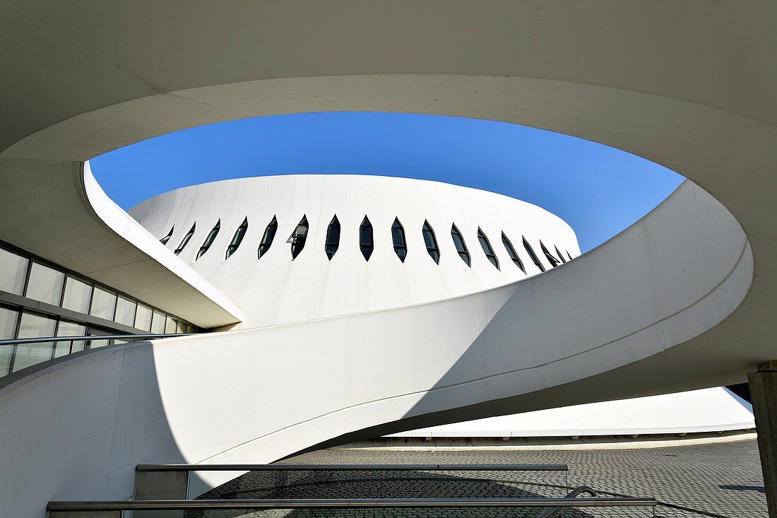 Frankreich, Seine Maritime, Le Havre, von Auguste Perret wiederaufgebaute Stadt, die von der UNESCO zum Weltkulturerbe erklärt wurde, Weltraum Niemeyer, kleiner Vulkan, entworfen von Oscar Niemeyer, Bibliothek