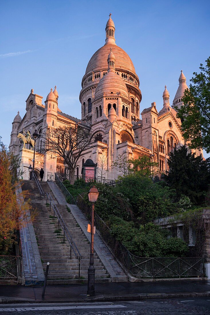 Frankreich, Paris, Montmartre-Hügel, Basilika Sacre-Coeur im Morgengrauen