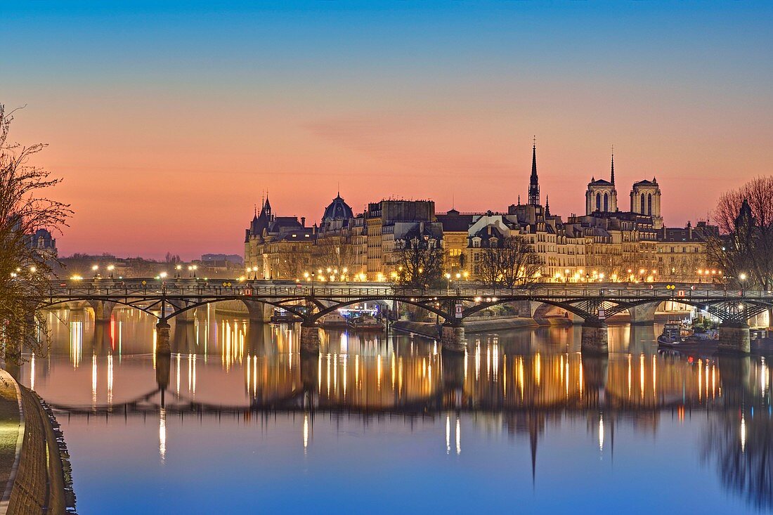 Frankreich, Paris, die Ufer der Seine, die von der UNESCO zum Weltkulturerbe erklärt wurden, der Pont des Arts (Brücke der Künste) und  île de la Cité (Stadtinsel)