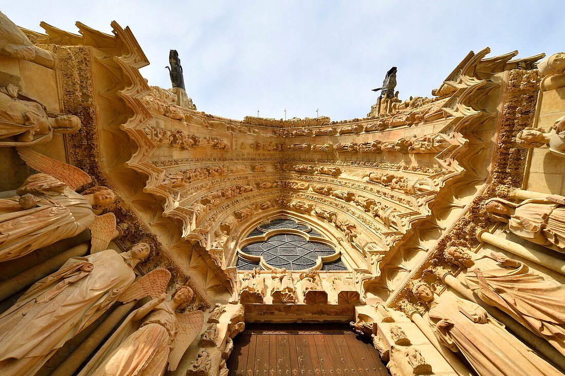 Frankreich, Marne, Reims, Kathedrale Notre Dame, Weltkulturerbe der UNESCO, Skulptur, die den Engel mit dem Lächeln auf dem linken Portal der Westfassade darstellt