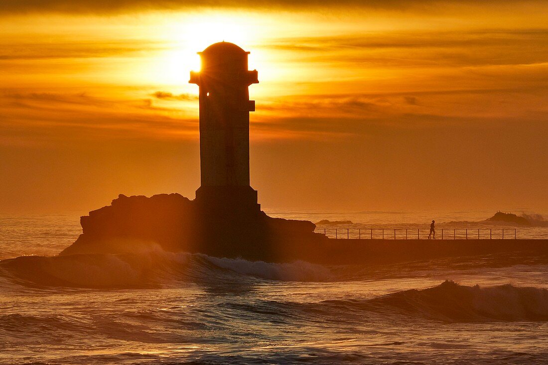 Frankreich, Finistere, Iroise-Meer, Iles du Ponant, Parc Naturel Regional d'Armorique (Regionaler Naturpark Armorica), Ile de Sein, beschriftet Les Plus Beaux de France (das schönste Dorf Frankreichs), der Leuchtturm von Ar Gueveur bei Sonnenuntergang