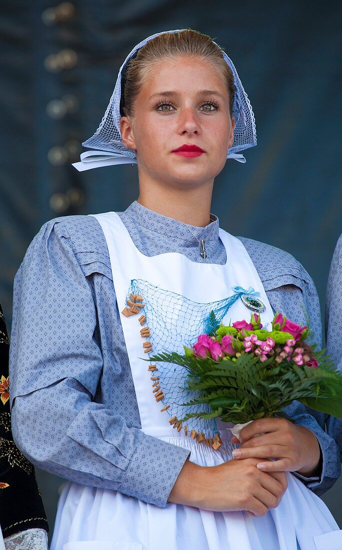 Frankreich, Finistere, Festival der Ginster Blumen 2015 in Pont Aven, Brautjungfer der Königin der blauen Netze