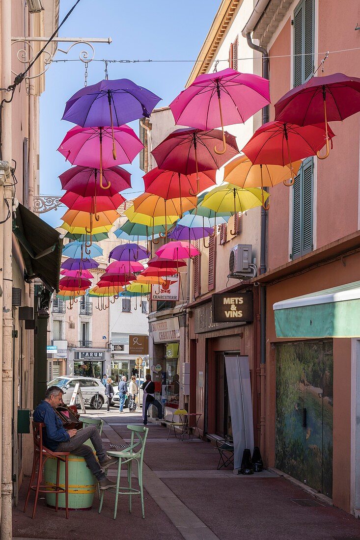 Frankreich, Var, Saint-Raphaël, bunte Regenschirme hängen über der Rue De La Republique