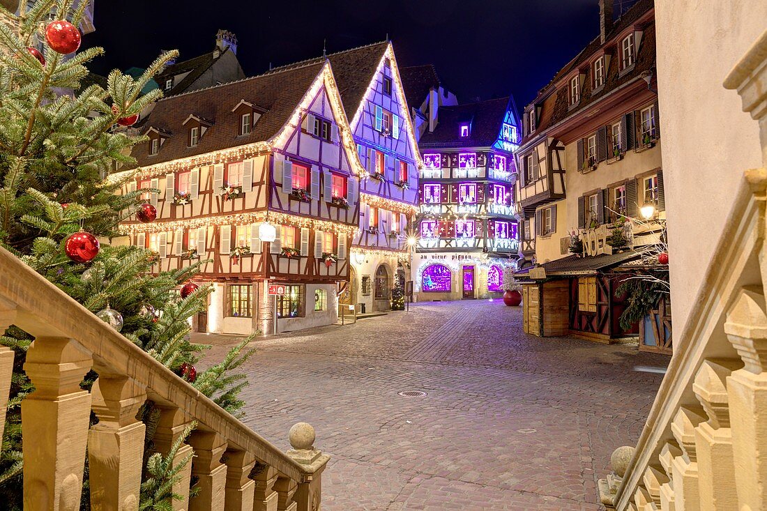 Frankreich, Haut Rhin, Elsass Weinstraße, Colmar, Weihnachtsbeleuchtung in der Rue des Marchands