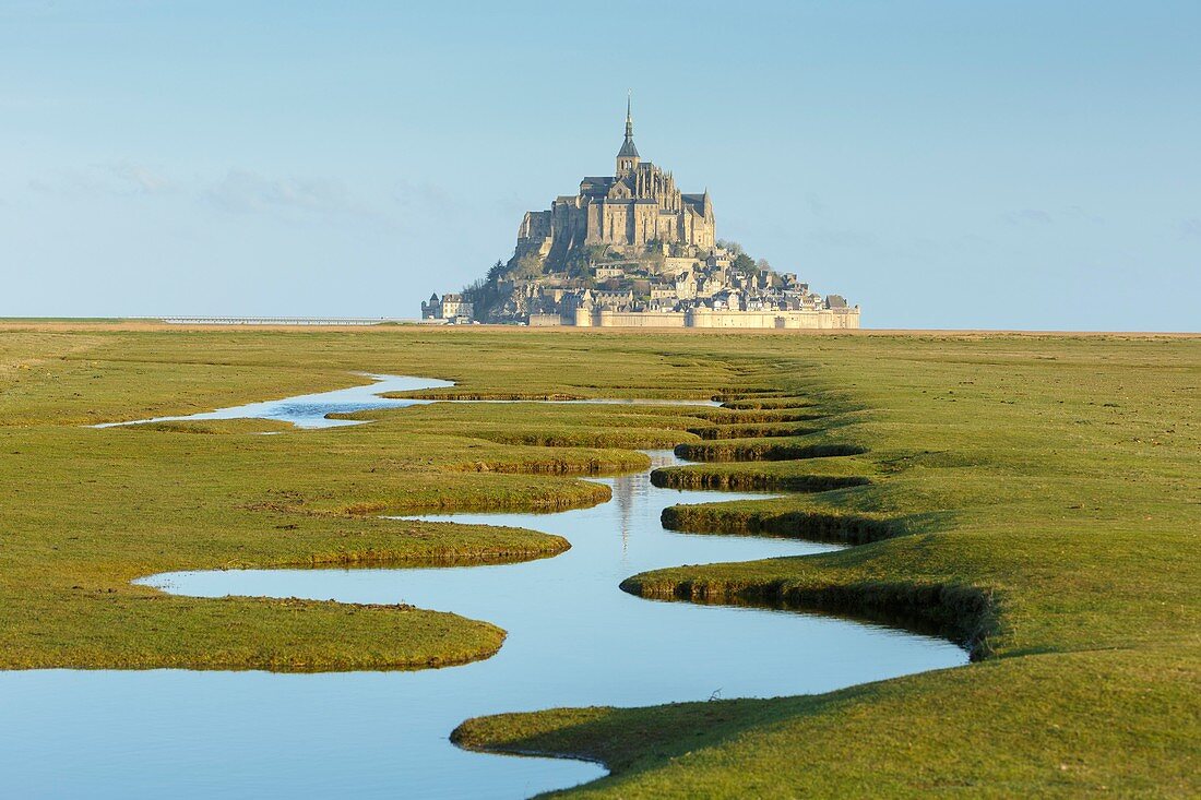 Frankreich, Manche, Mont-Saint-Michel-Bucht, Weltkulturerbe der UNESCO, die Bucht und den Mont-Saint-Michel während der Herbstflut aus den gesalzenen Feldern