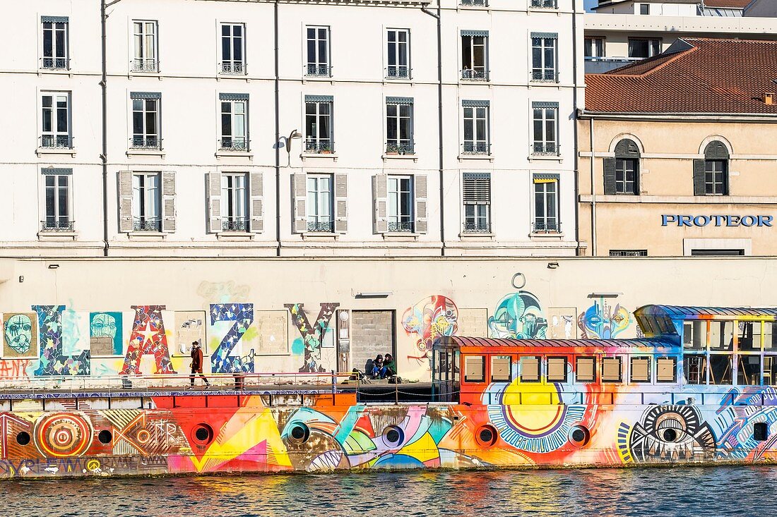 Frankreich, Rhone, Lyon, Quai du Maréchal Joffre, mytoc.fr Lastkahn, ein 38-Meter-Kunstwerk, ist eine kulturelle Plattform vor Anker am Ufer des Flusses Saone