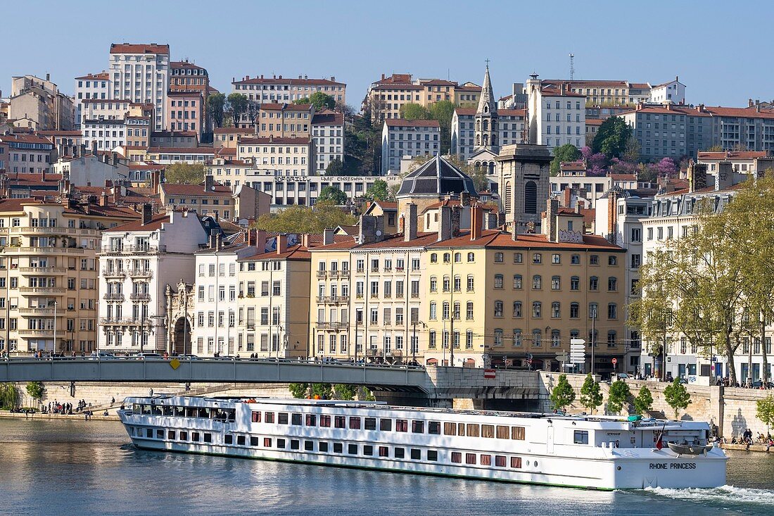 Frankreich, Rhone, Lyon, Altstadt als UNESCO-Weltkulturerbe, Quai Saint-Vincent, Brücke von la Feuillee über den Fluss Saone und Kirche Notre-Dame-Saint-Vincent