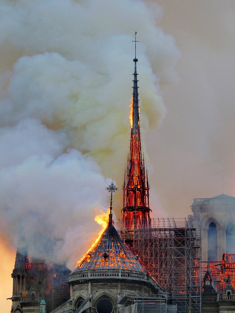 Frankreich, Paris, Weltkulturerbe der UNESCO, Kathedrale Notre Dame der gotischen Architektur aus dem 14. Jahrhundert während des Brandes vom 15. April 2019, Nahaufnahme auf dem weißglühenden Rahmen