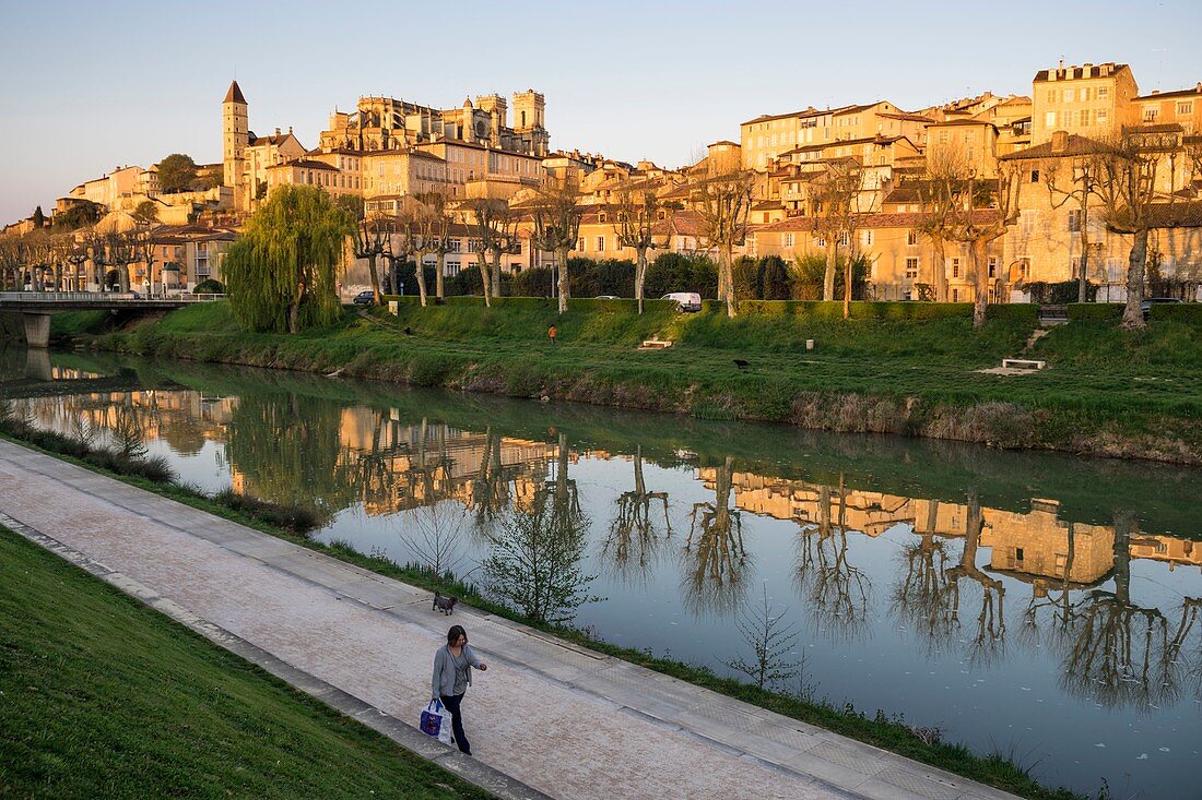 Frankreich, Gers, Auch, Halt auf El Camino de Santiago, den Ufern des Gers und im Hintergrund die Tour d'Armagnac und die Kathedrale Sainte Marie