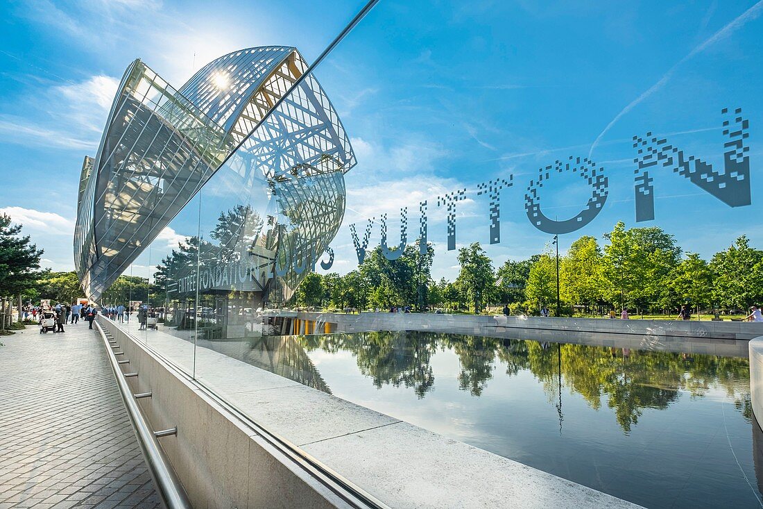 Frankreich, Paris, entlang des GR® Paris 2024, großstädtischer Fernwanderweg zur Unterstützung der Pariser Bewerbung für die Olympischen Spiele 2024, Bois de Boulogne, Louis Vuitton Foundation, entworfen vom Architekten Frank Gehry