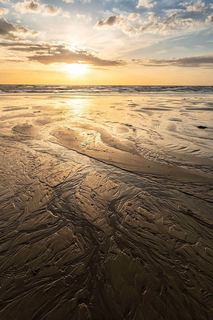 Frankreich, Somme, Ault, die Wassermäander am Strand von Ault bei Ebbe bei Sonnenuntergang