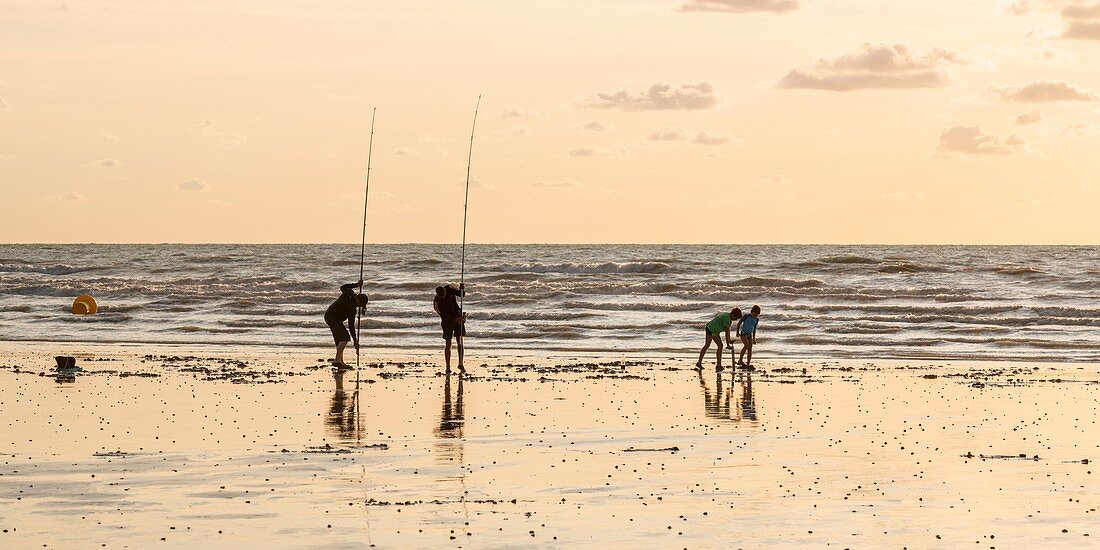 Frankreich, Somme, Ault, Angler am Strand von Ault, während sich die Dämmerung allmählich beruhigt