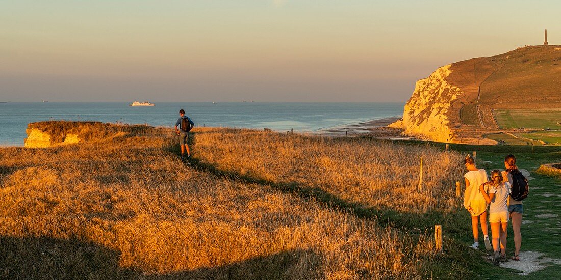 Frankreich, Pas de Calais, Opal Coast, Great Site der beiden Caps, Escalles, Cap Blanc nez, das Cape Blanc Nez und der Spaziergang in Richtung der Bucht von Wissant am Ende des Tages