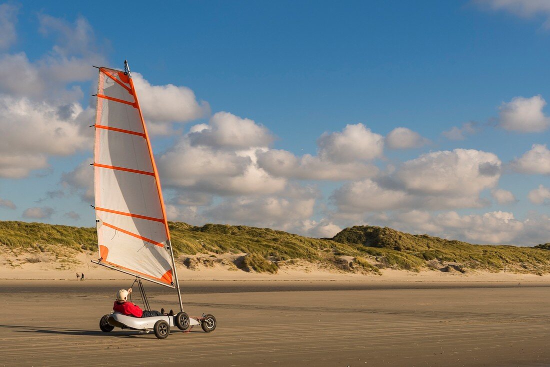 France, Somme (80), Marquenterre, Quend-Plage, The large sandy beaches of the windswept coast of Picardy are an ideal place for the practice of the sail-hauler